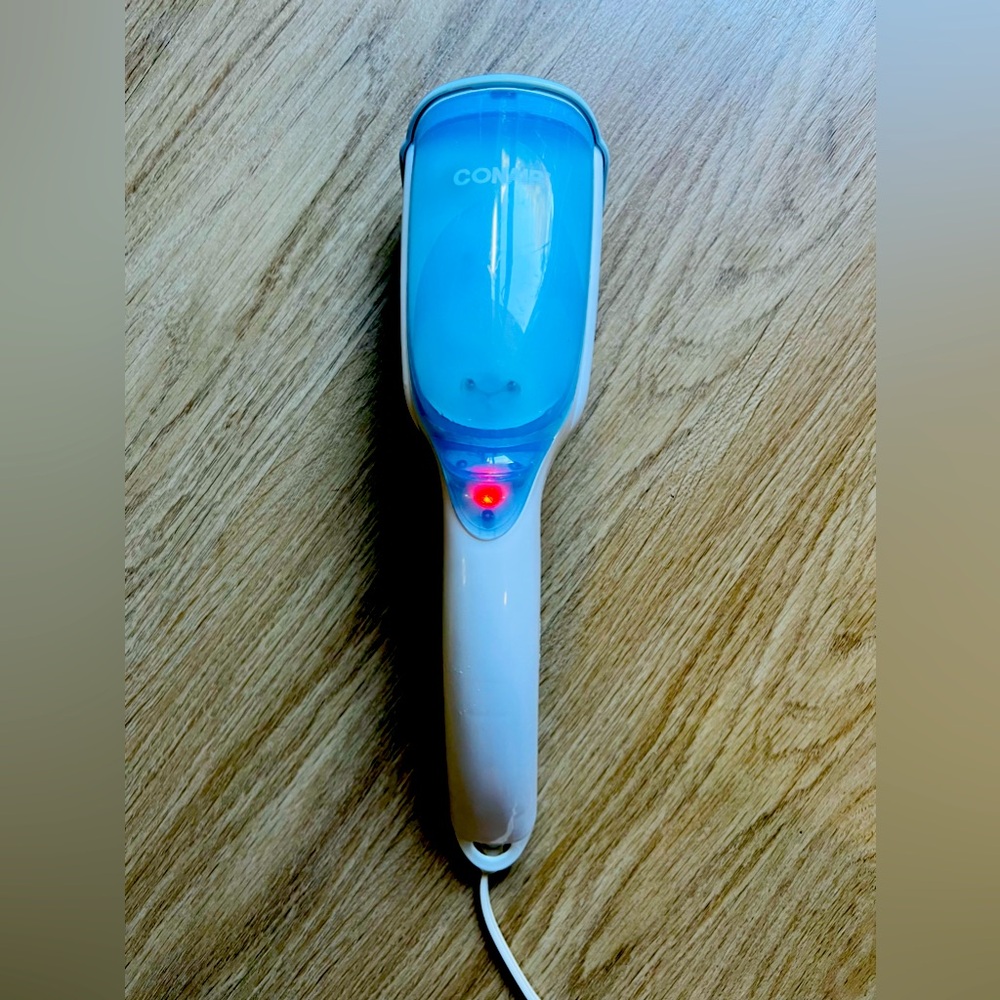 Hand held fabric steamer